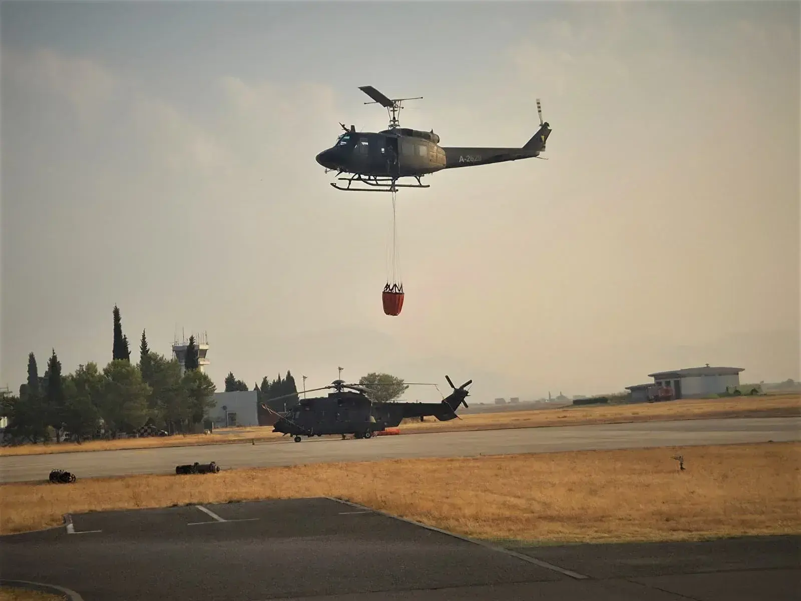 Helikopter OS BiH angažovan na gašenju požara u Crnoj Gori