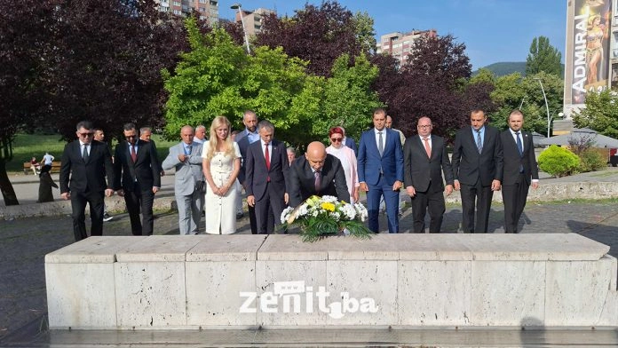 Povodom Dana ZDK: Delegacija Vlade i Skupštine položila cvijeće na spomen-obilježju “Kameni spavač”