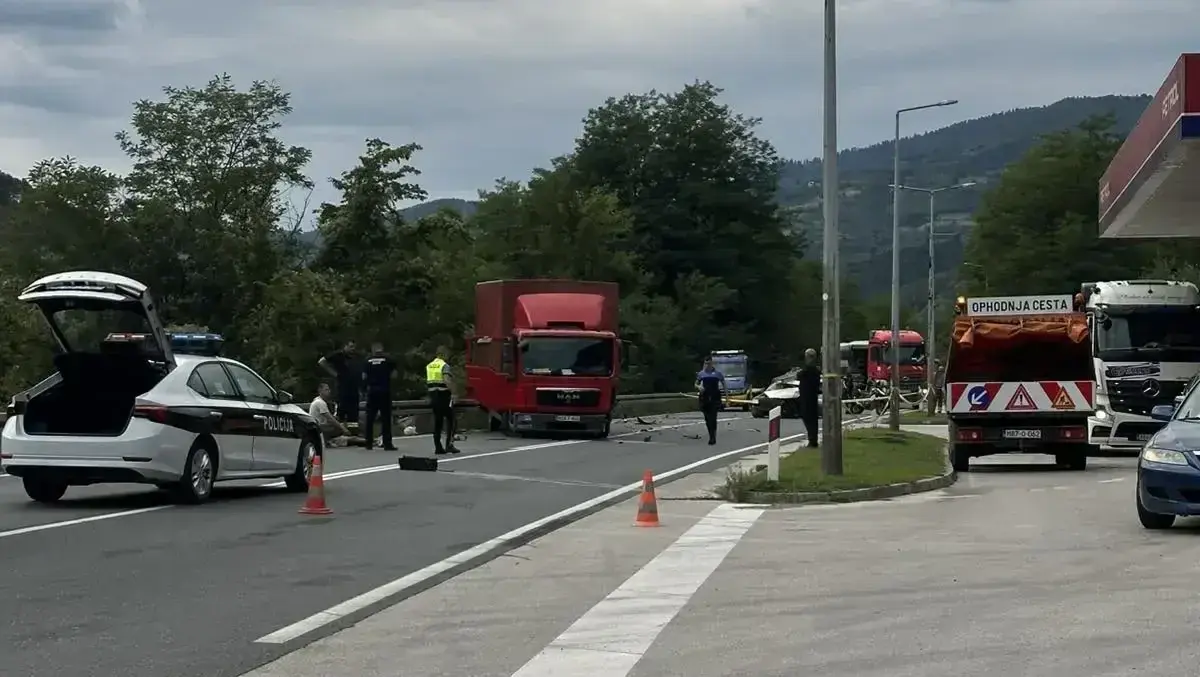 Stravična saobraćajna nesreća kod Žepča: Sudarili se kamion i automobil, jedna osoba završila u bolnici