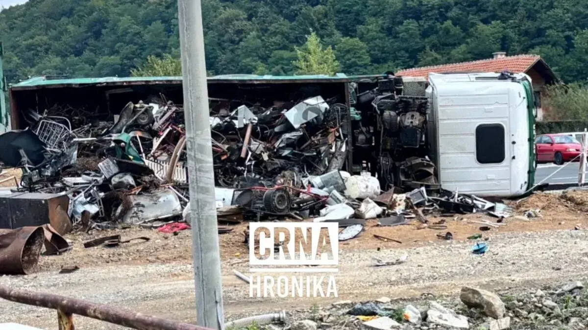 Teška saobraćajna nesreća na M17, prevrnuo se kamion