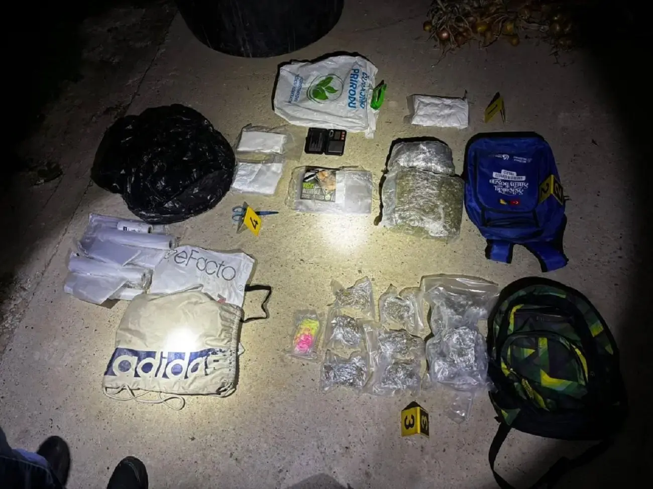 Policija u ZDK izvršenim pretresima pronašla više od 5 kg opojne droge i oružje