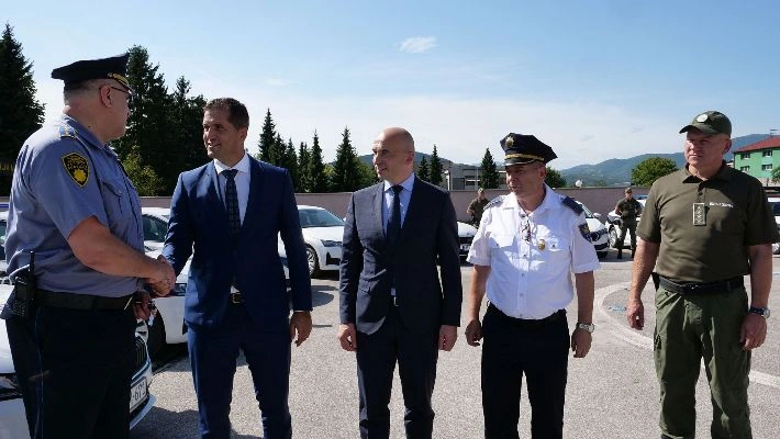 Upravi policije MUP-a Vlada ZDK uručila nova vozila