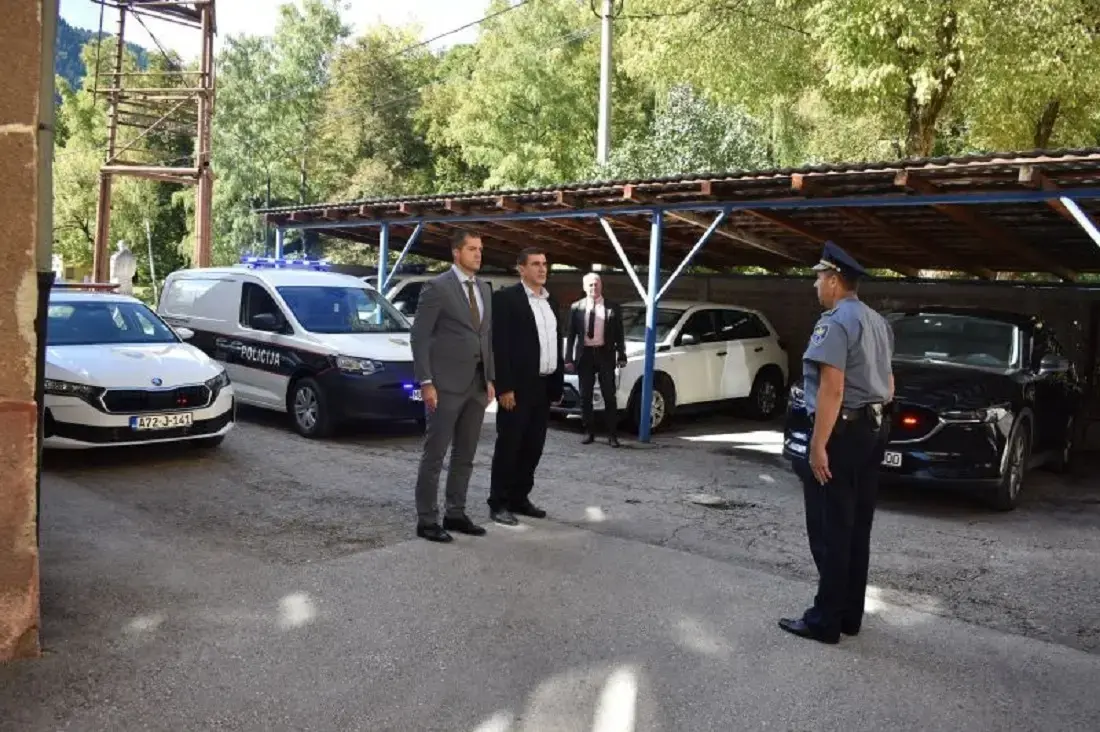 Ministar Vračo i policijski komesar Gazić posjetili policijske stanice u Olovu i Varešu