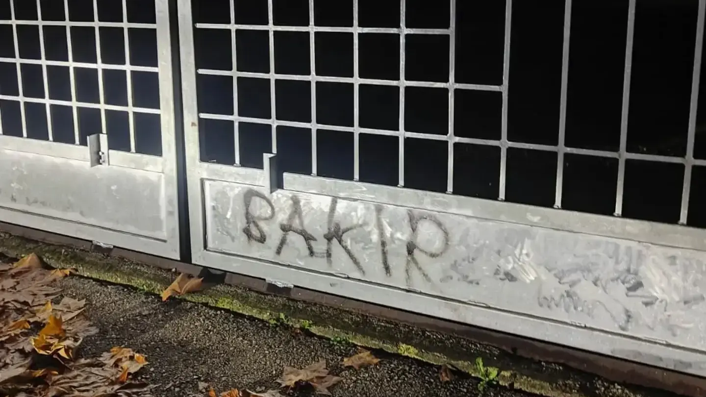 Vandalizam na ogradi KŠC-a „Don Bosco“ u Žepču: Oštećena katolička institucija, poziv na poštovanje i dijalog