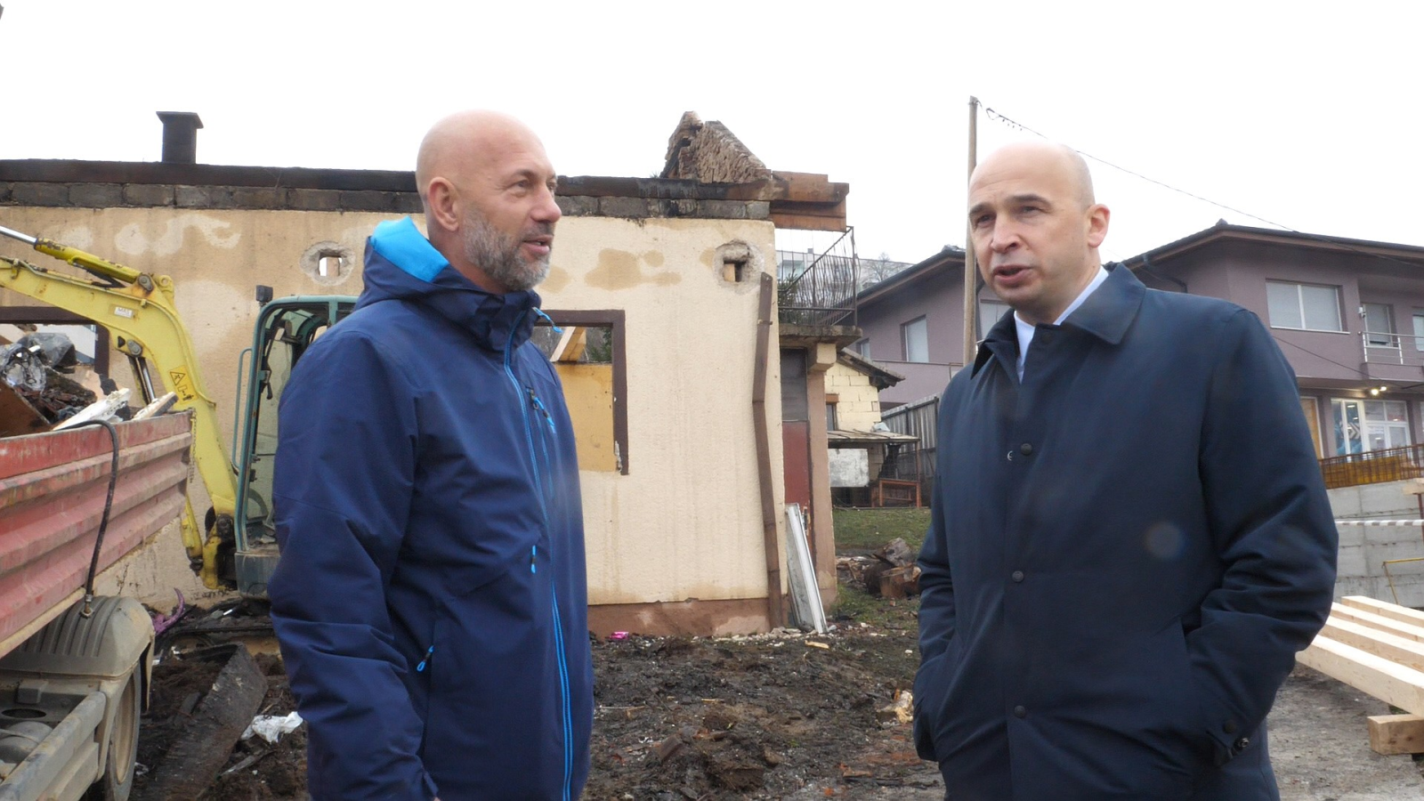 Vlada ZDK pruža pomoć porodici Ljubas čija je kuća izgorjela u požaru