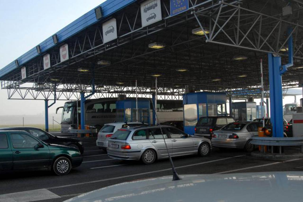 Magla i velike gužve na putevima BiH: Pojačan promet i čekanja na granicama