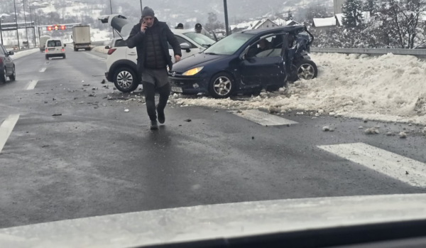 Teška nesreća na autoputu kod Zenice, jedna osoba prevezena u KB Zenica