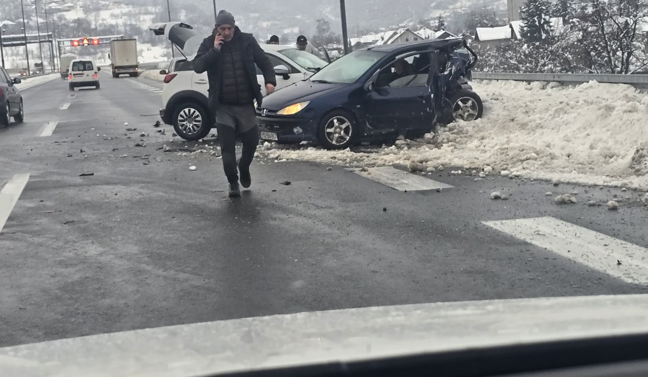 Teška nesreća na autoputu kod Zenice, jedna osoba prevezena u KB Zenica