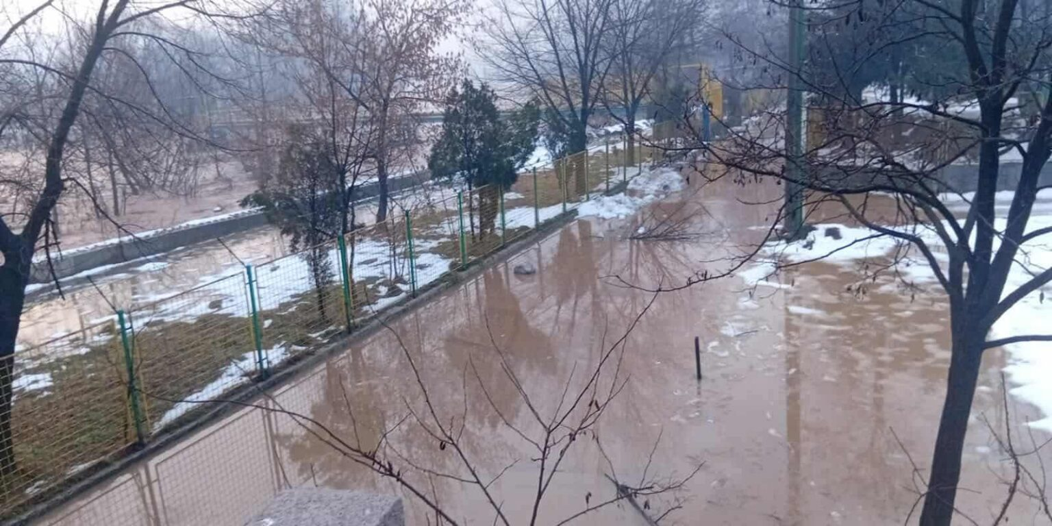 Bosna u Kaknju dostigla opasan vodostaj: Poplavljena lokalna cesta kod Tvornice cementa