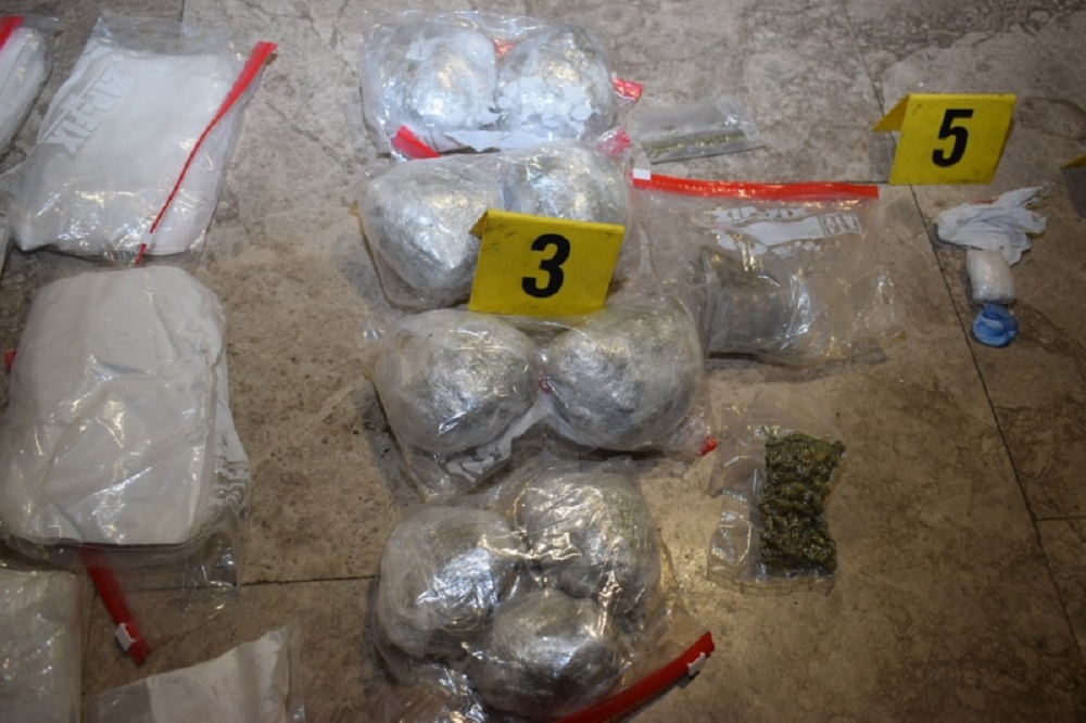 Uspješnom akcijom policije u Zenici pronađeno oružje i 5,1 kg opojne droge