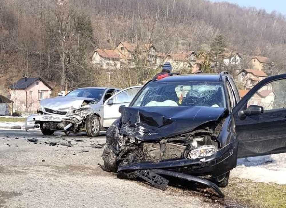 Teška saobraćajna nesreća na M-17 kod Golubinje: Dvije osobe povrijeđene, saobraćaj otežan