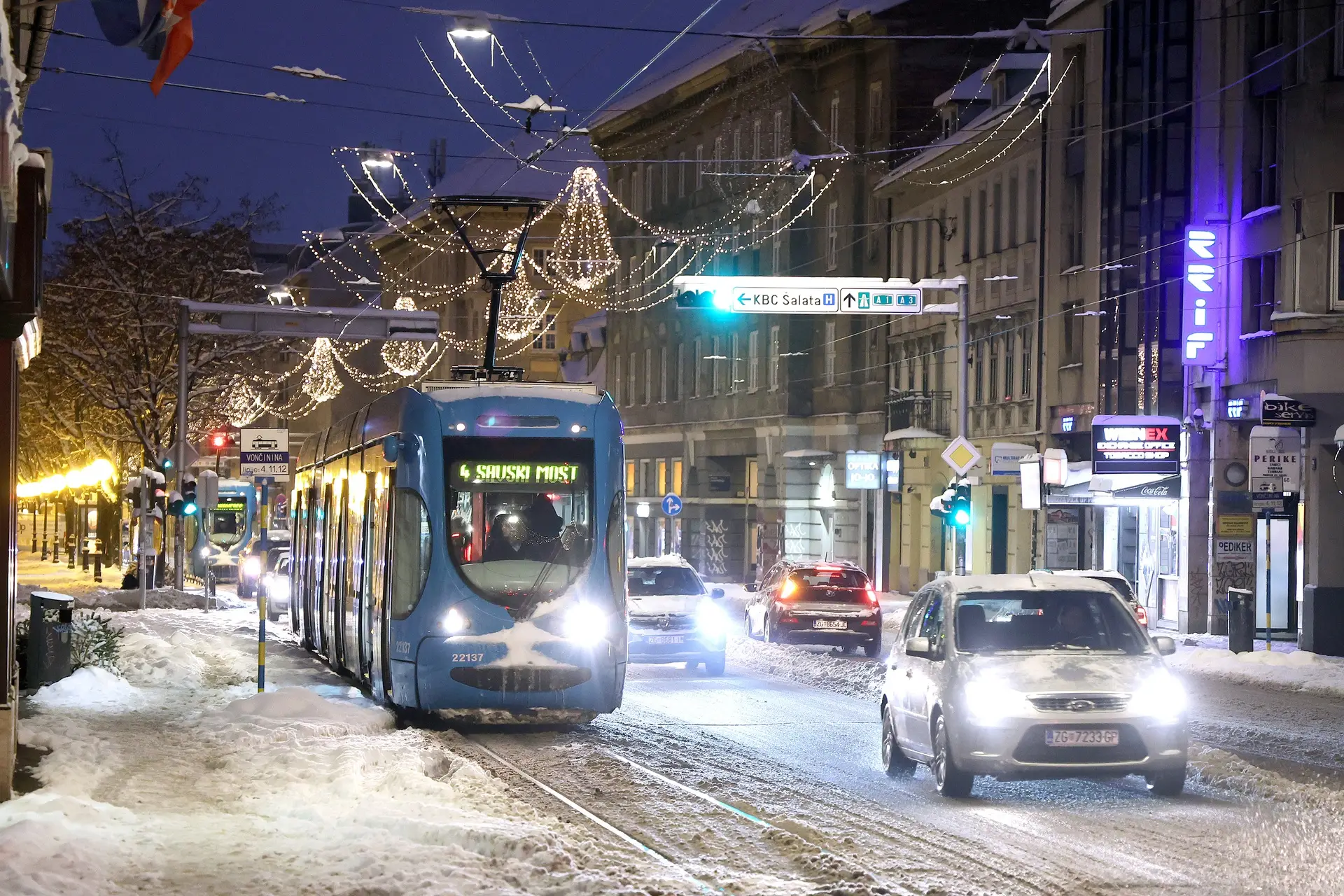 Zagreb pod snježnim pokrivačem kakav se rijetko viđa: Zatvorena autocesta A1, stižu i veliki minusi