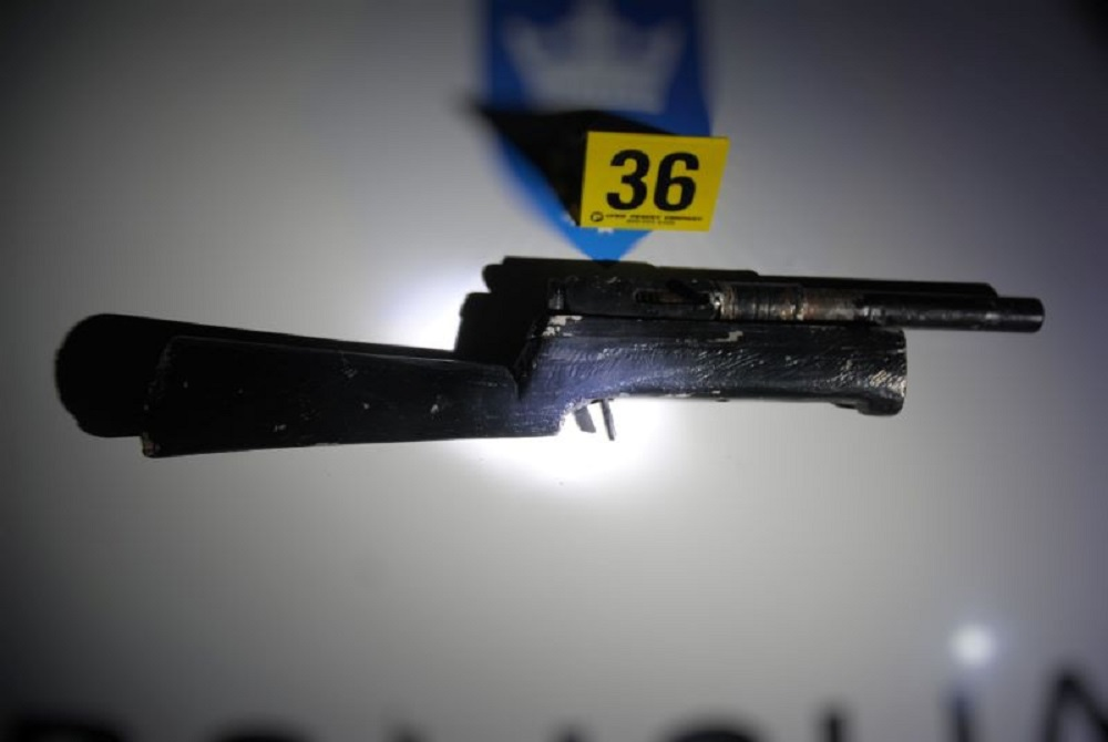 Izvršenim pretresom u Brezi pronađeno oružje i opojna droga