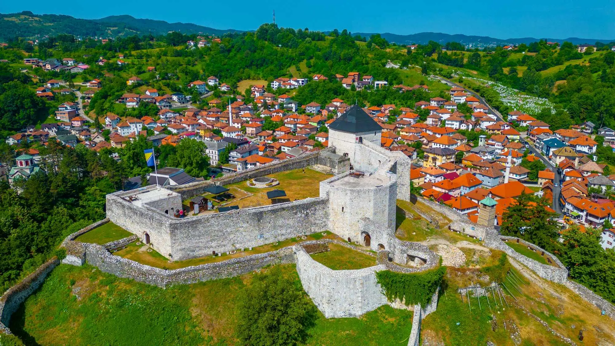 Inspekcija u Tešnju upozorava: Hranu i piće držati u higijenskim uslovima, dalje od sunca i zagađenja