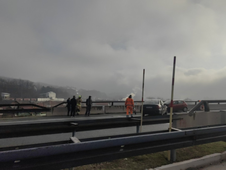 Sudar četiri vozila na autoputu kod Kaknja, saobraća se usporeno jednom trakom