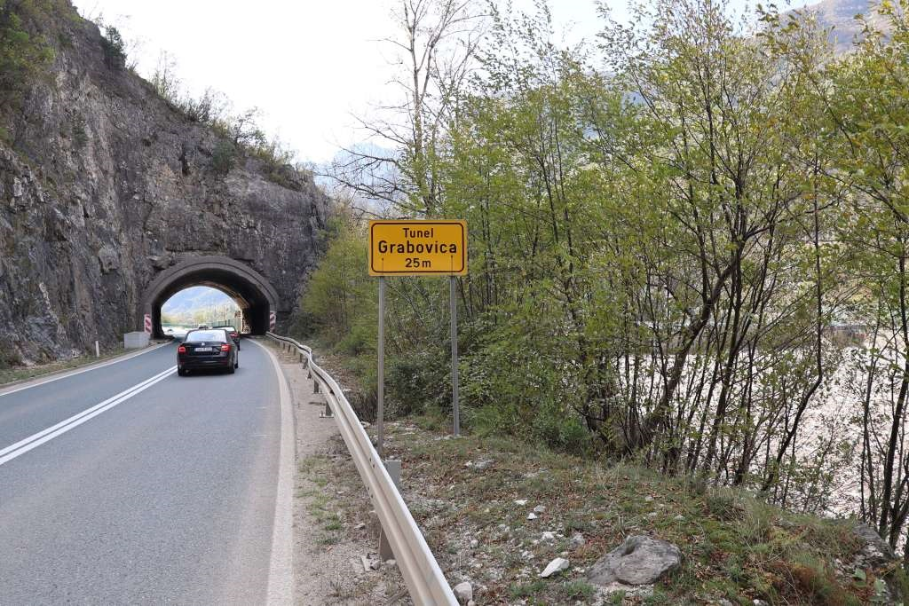 Suh i mjestimično vlažan kolovoz, uslovi za vožnju povoljni