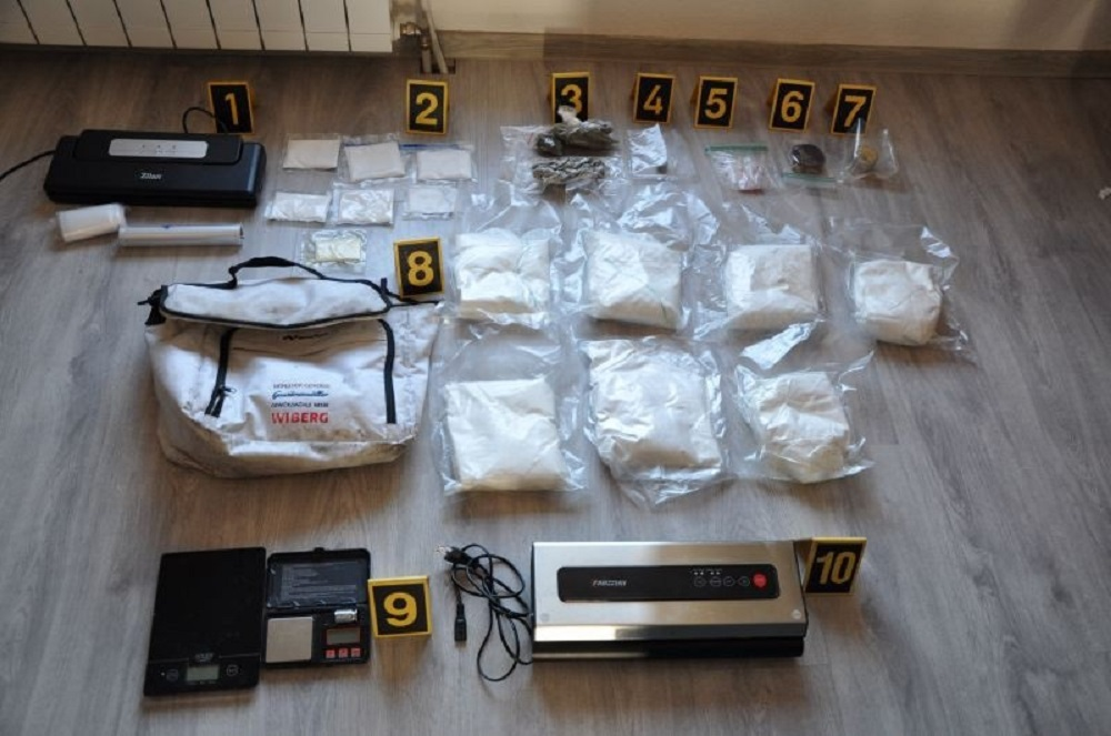 Policija u Tešnja prilikom pretresa pronašla i oduzela 7.3 kg opojne droge